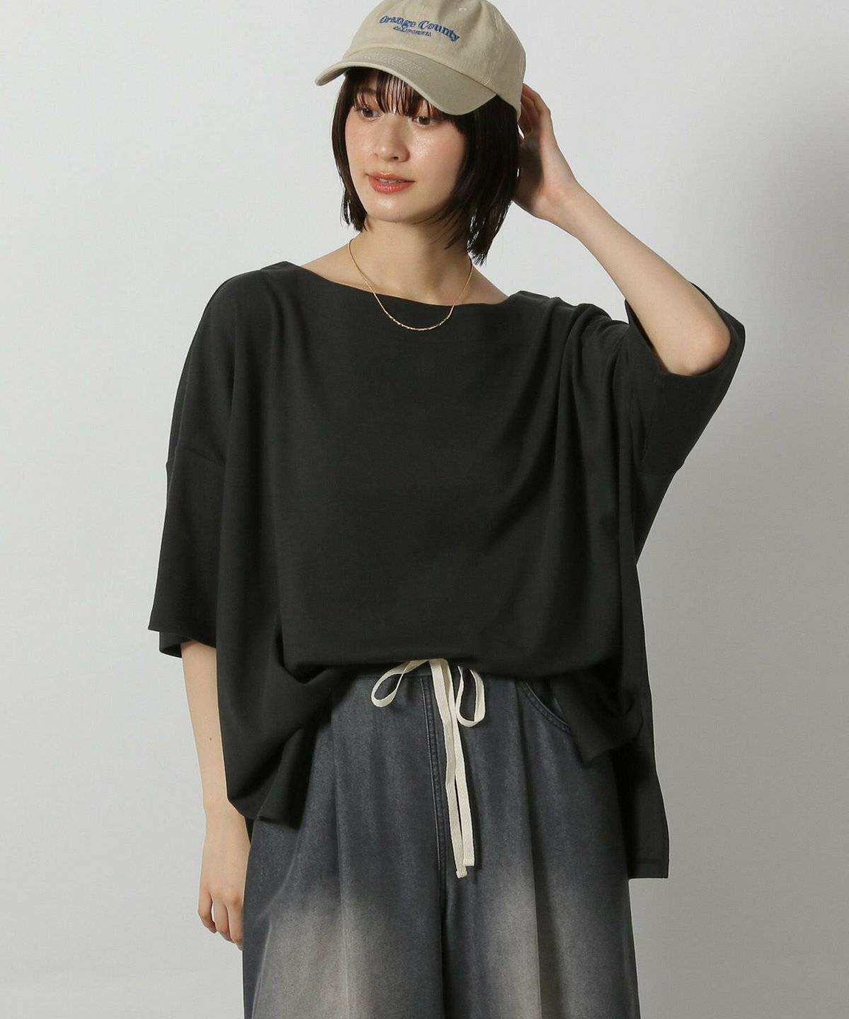 初夏コーデの女性