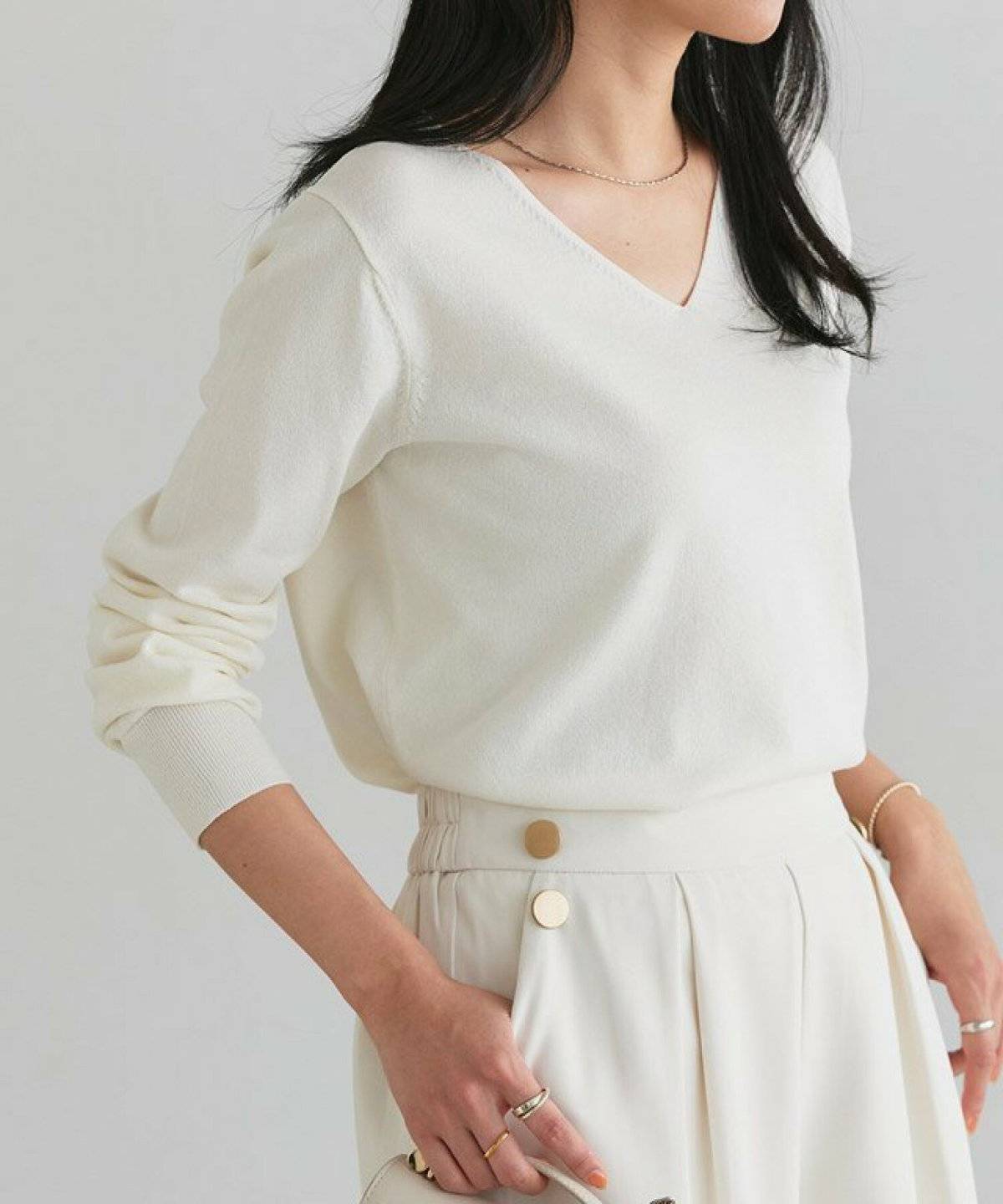 骨格ストレートさんに似合う服のアイテム【Vネックのトップス】