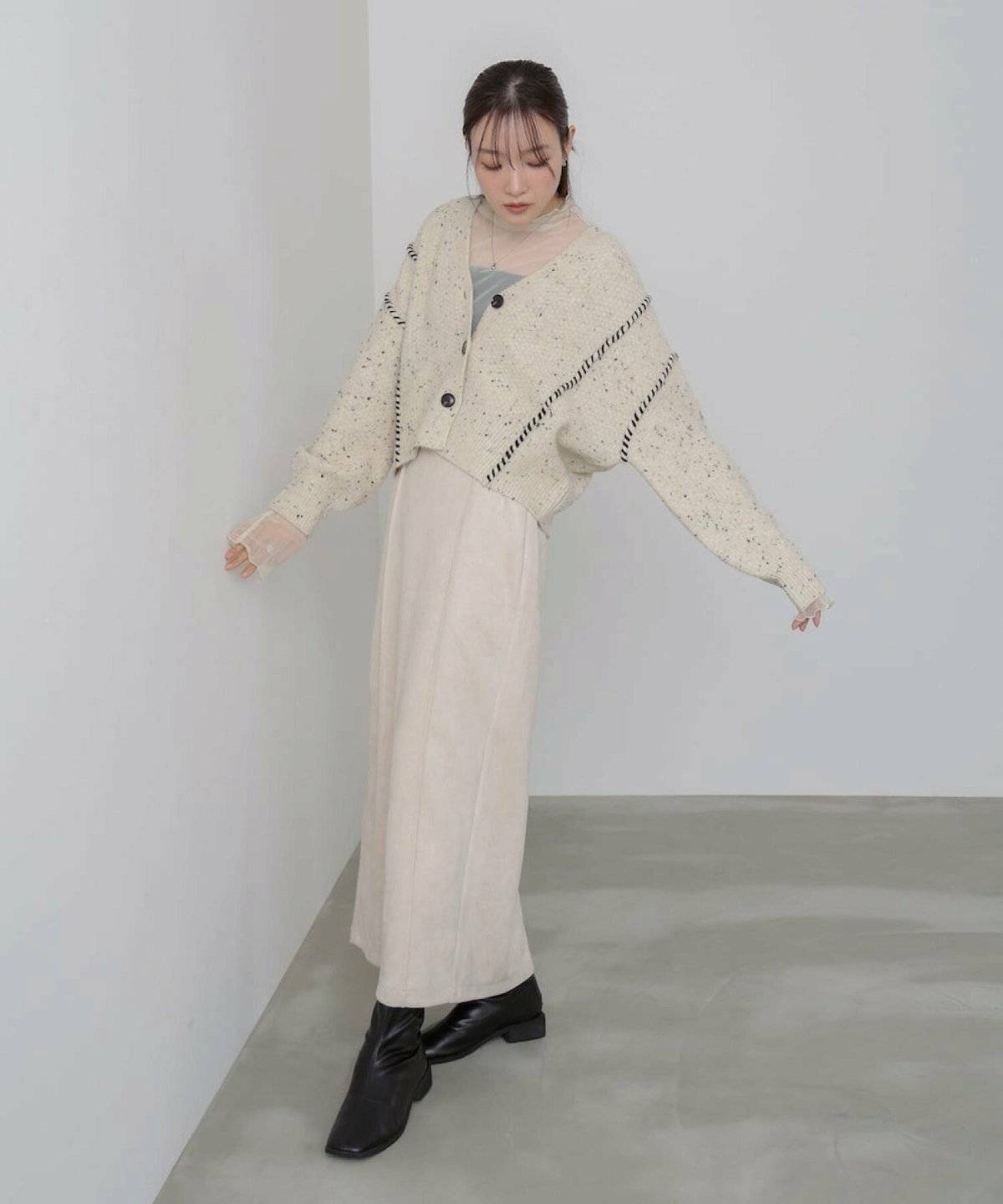 初秋コーデの女性