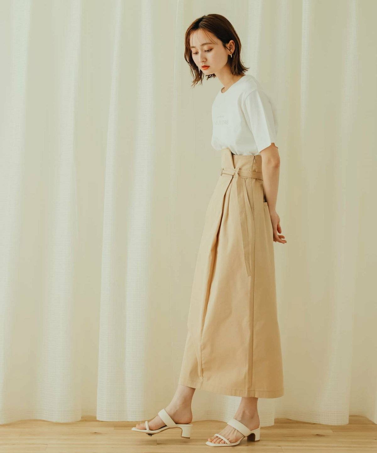 初秋コーデの女性