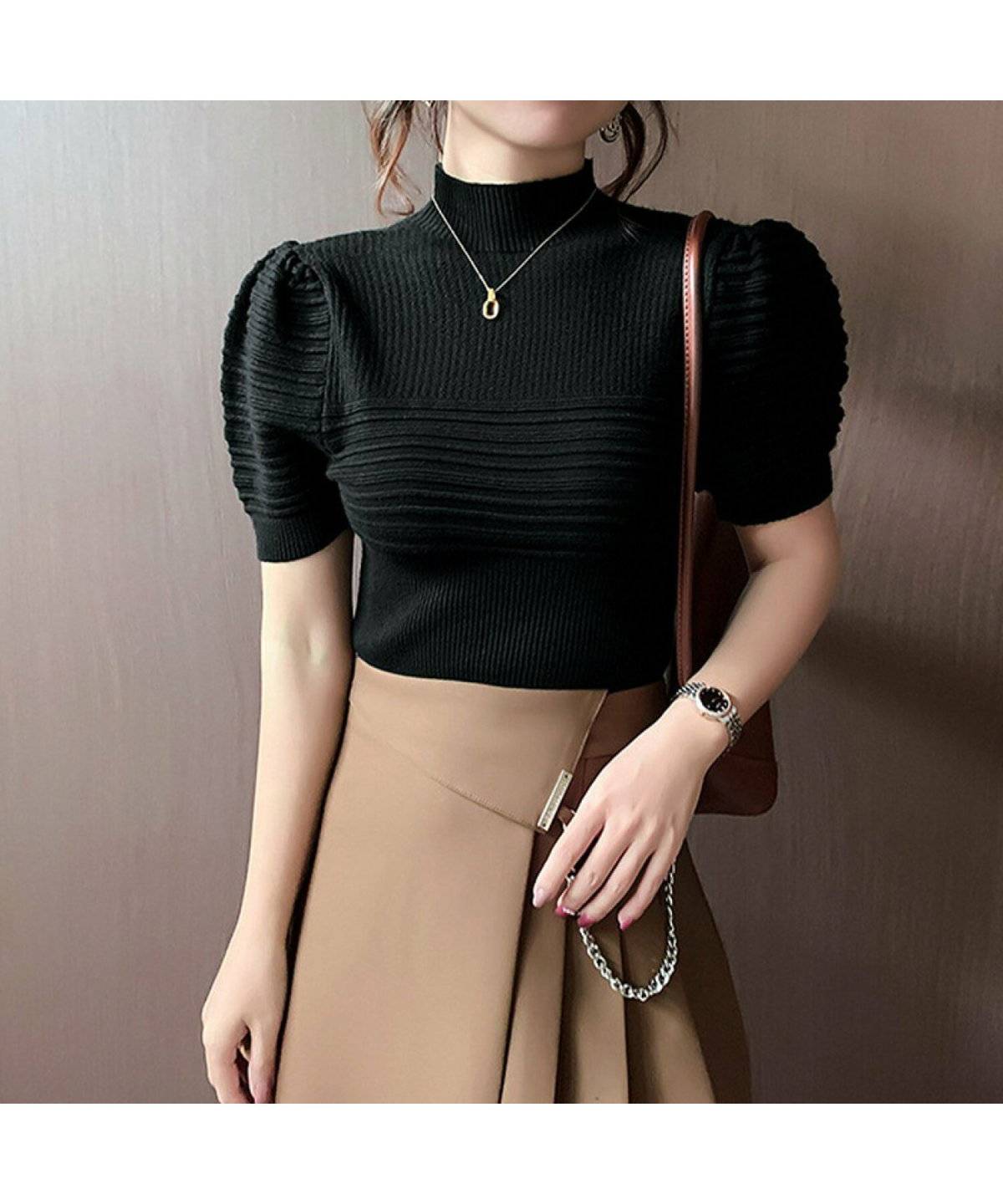 初秋コーデの女性