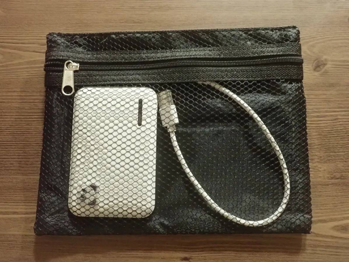 DAISO(ダイソー):メッシュケース(3ポケット両面タイプ、B6、黒)