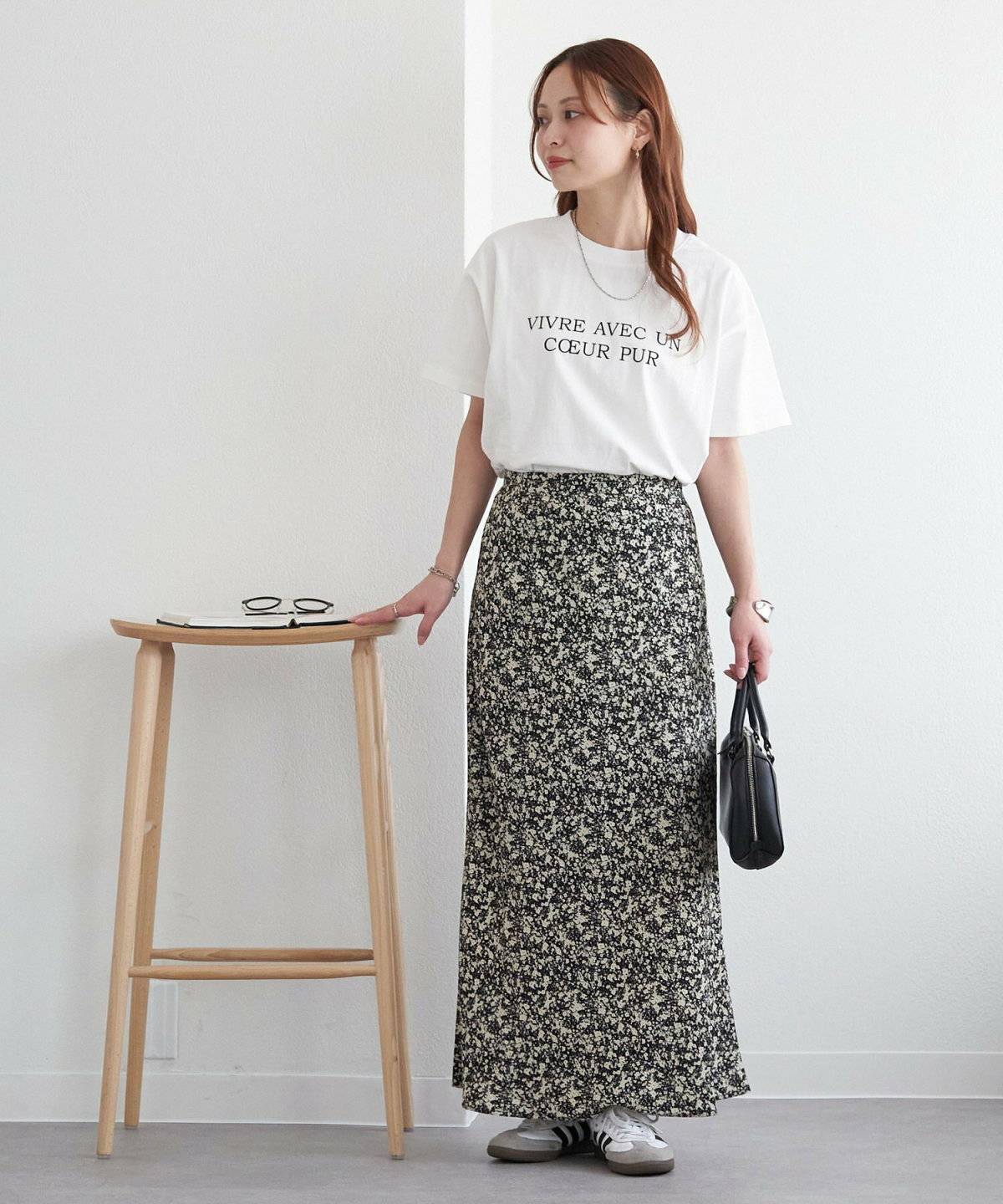 春コーデの女性