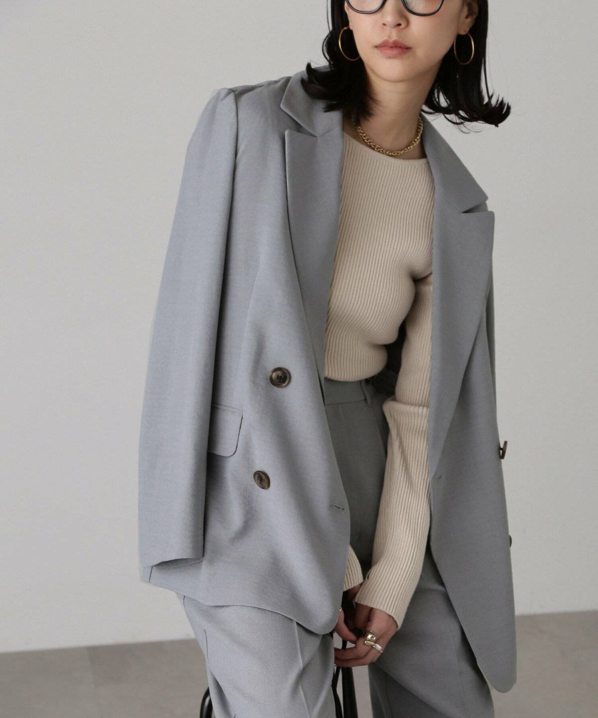 春コーデの女性