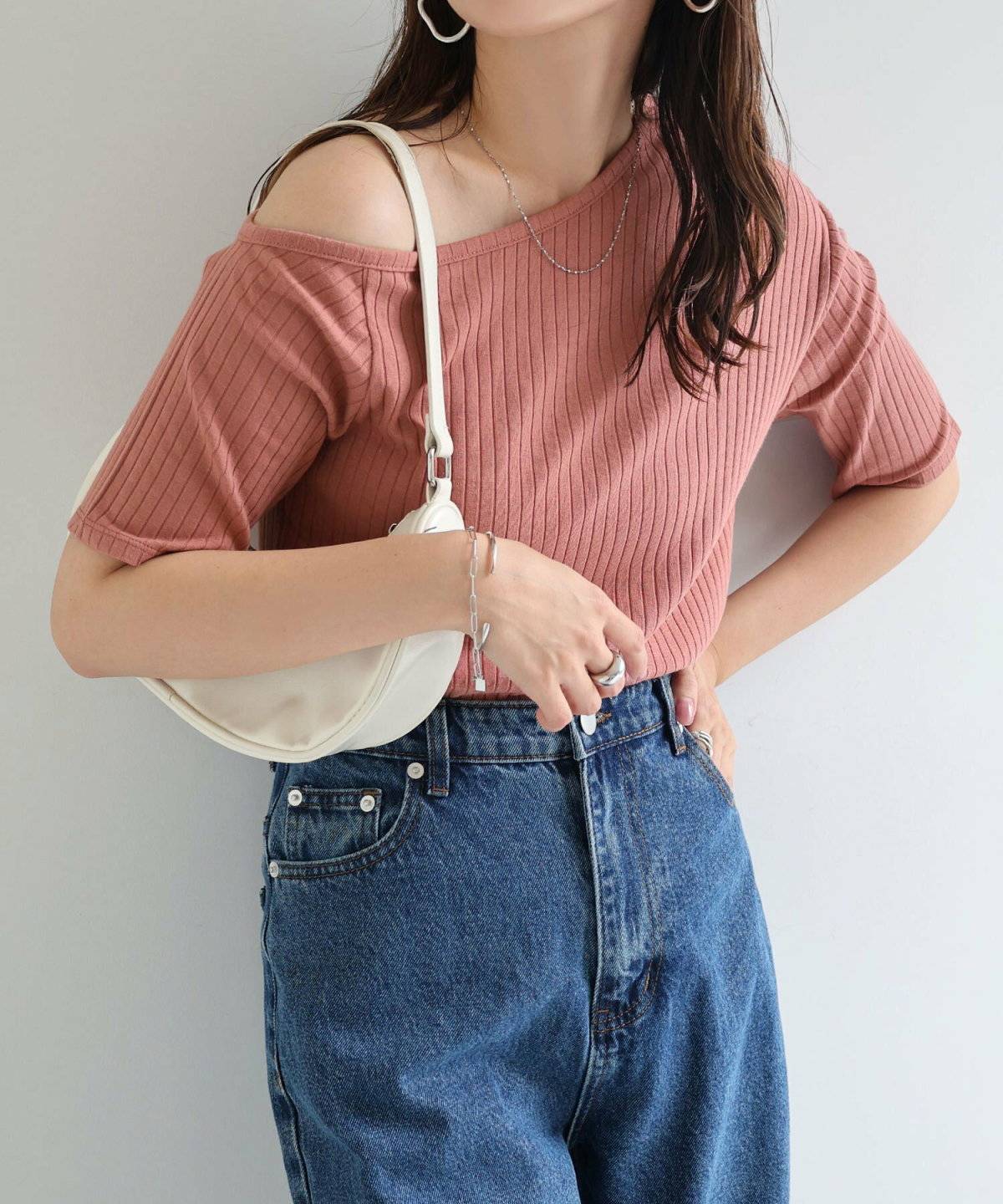 春コーデの女性