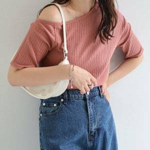 スレンダー体型さんは避けて!選んでしまいがちなNGトップスとは?