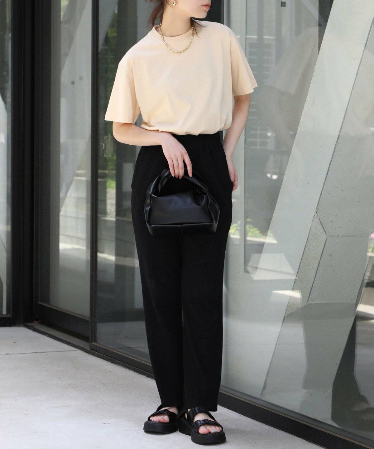 夏コーデの女性