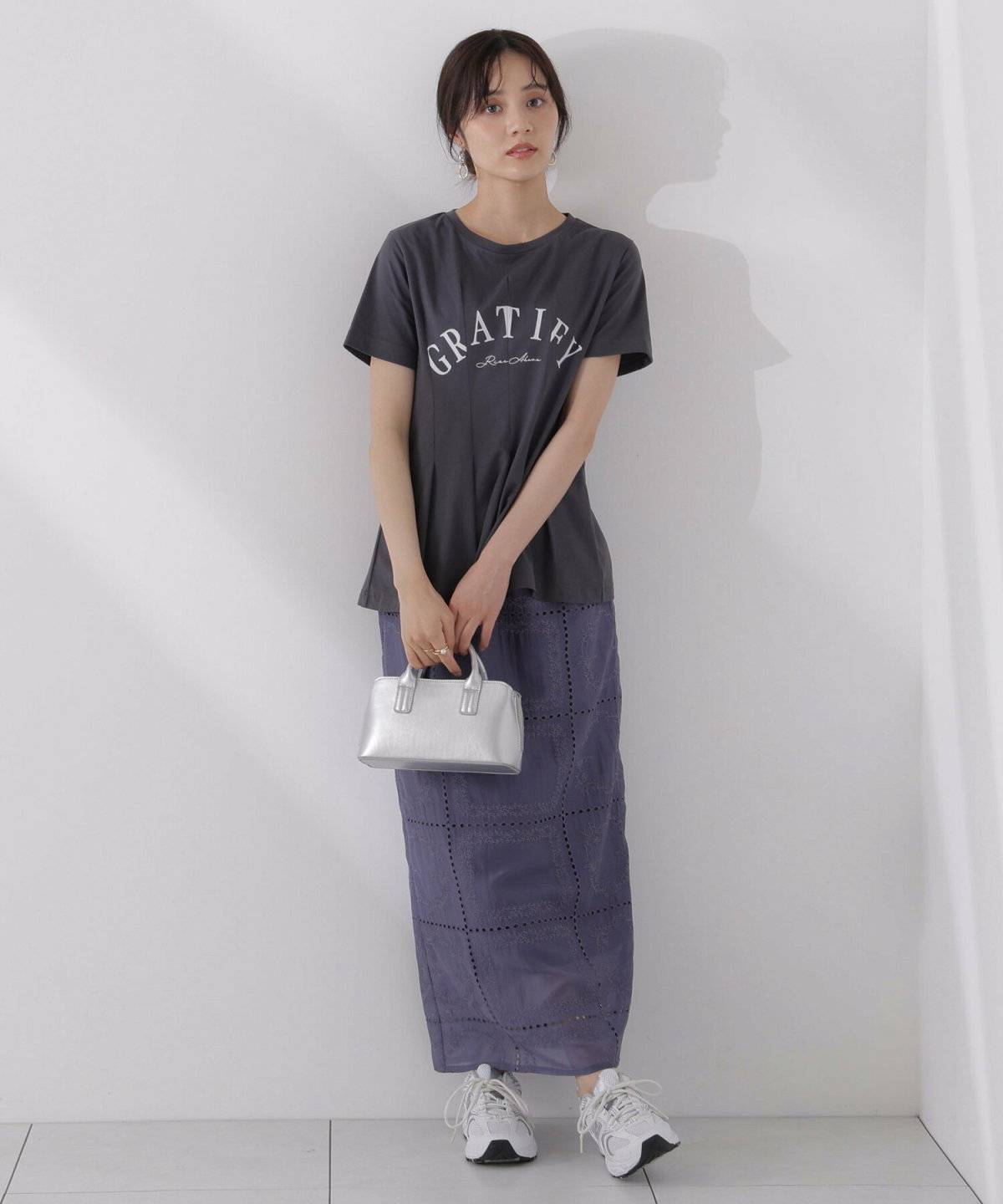 初夏コーデの女性