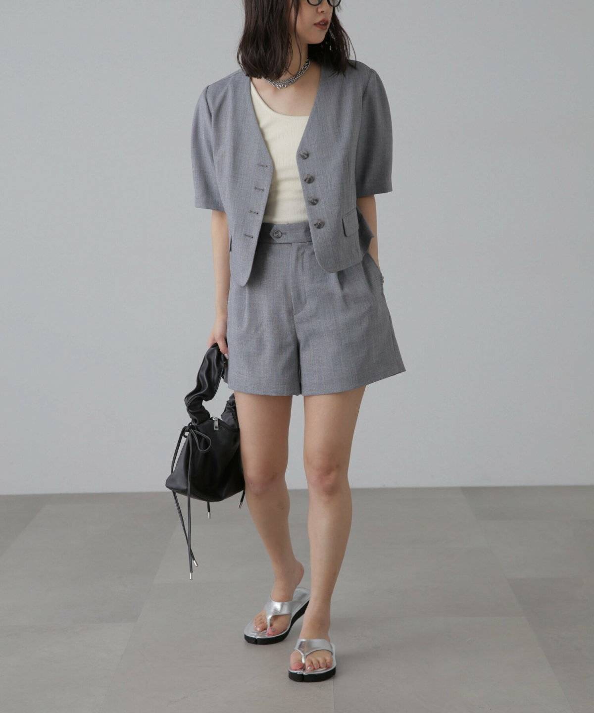 春コーデの女性