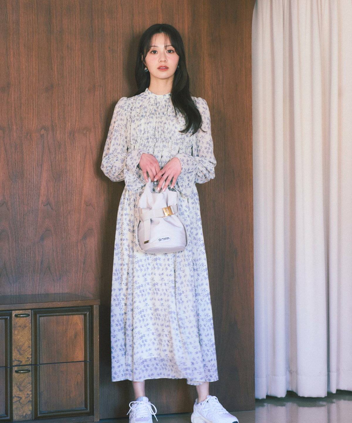 春コーデの女性