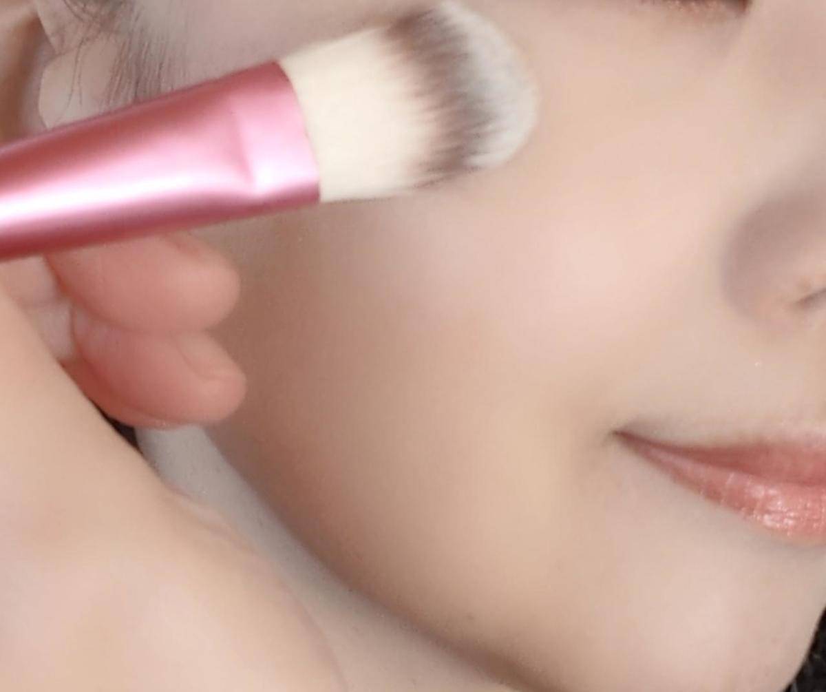 マックスタジオラディアンスセラムファンデーションをブラシ使いで