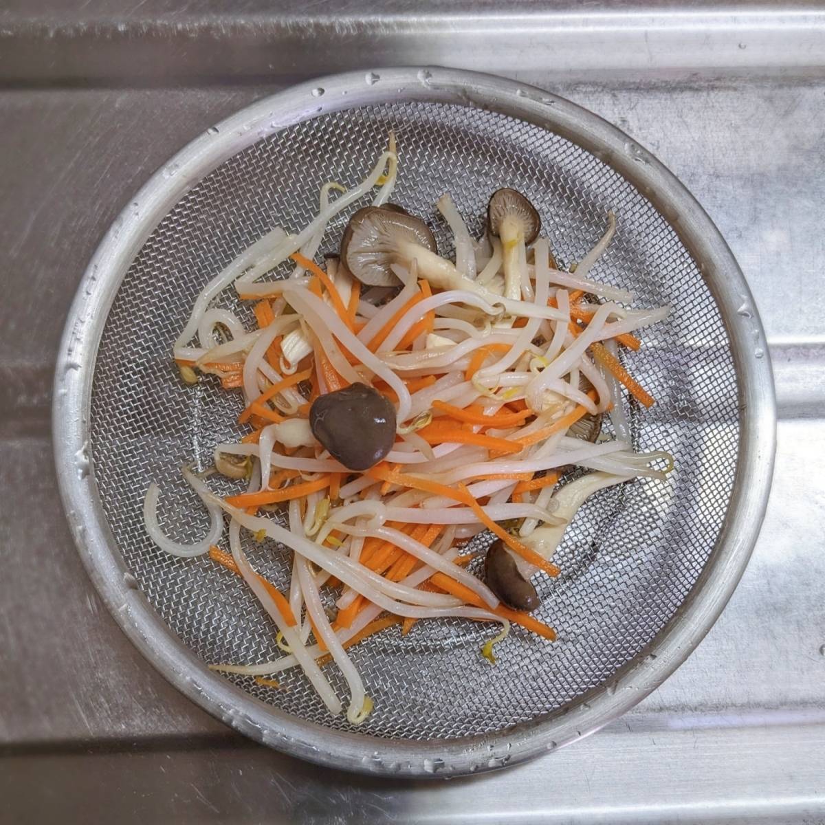 JAグループ公式の「もやししめじ人参ナムル」のレシピ