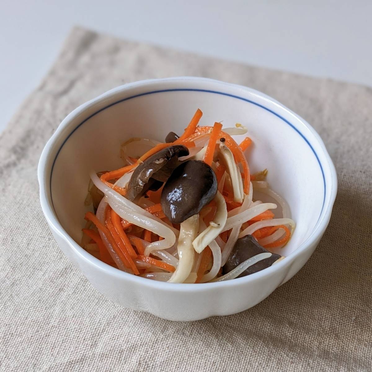 JAグループ公式の「もやししめじ人参ナムル」のレシピ