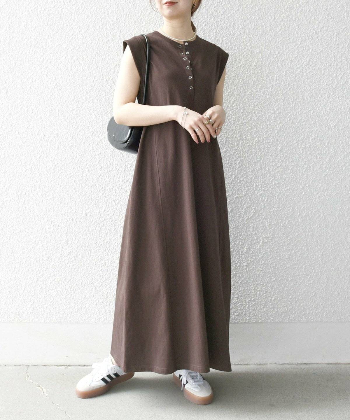 ワンピースを着た女性