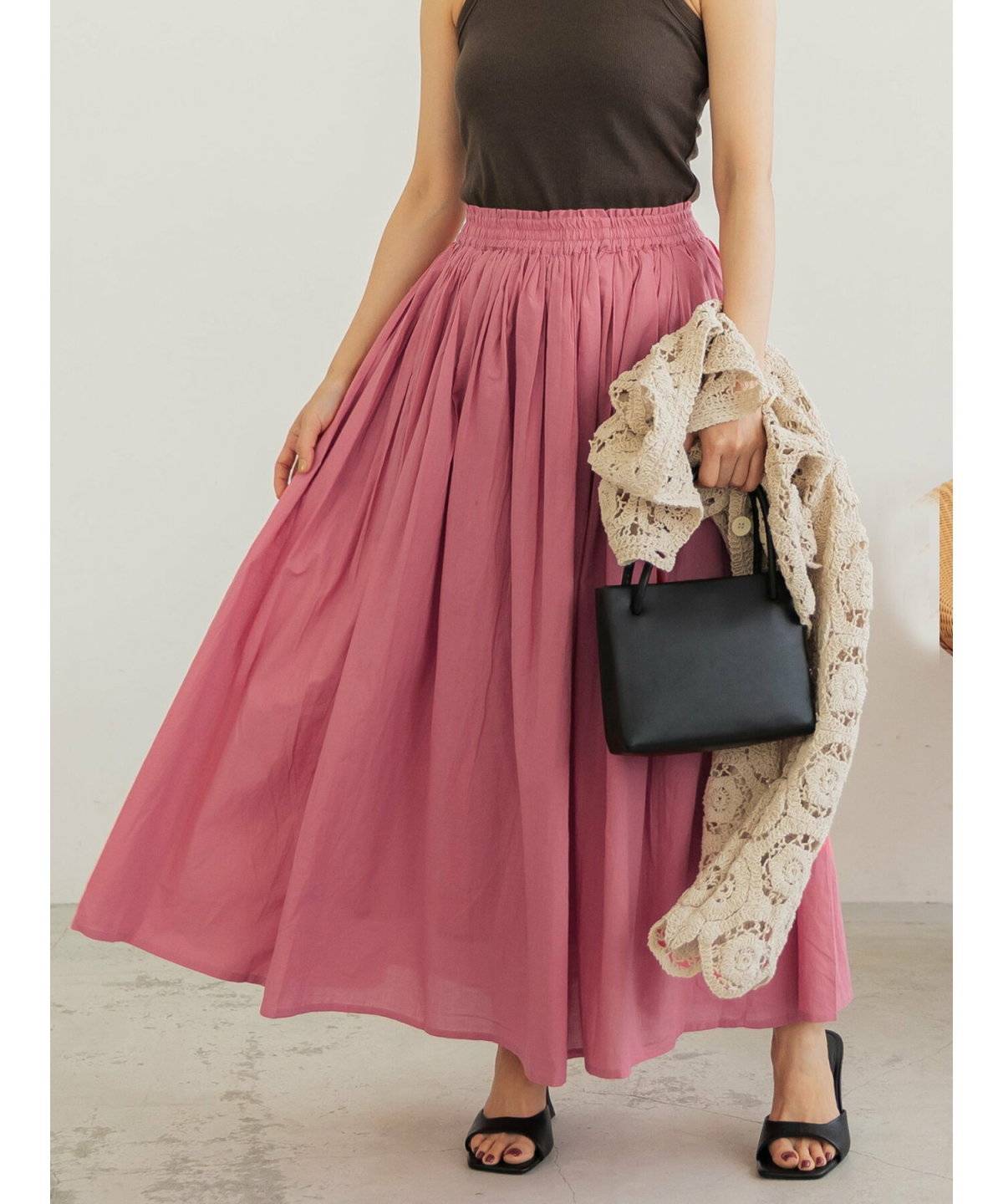 スカートコーデの女性