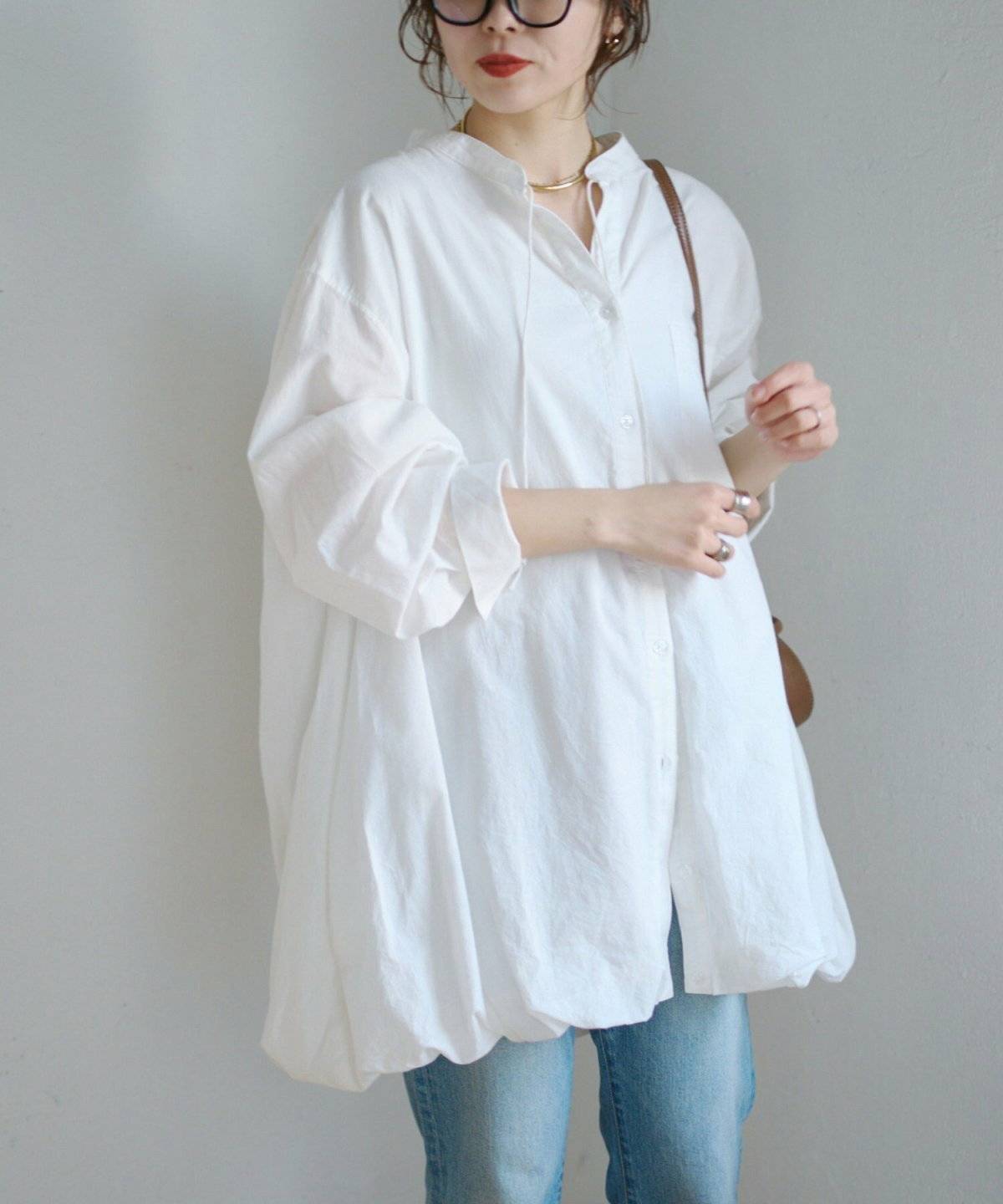 パンツコーデの女性