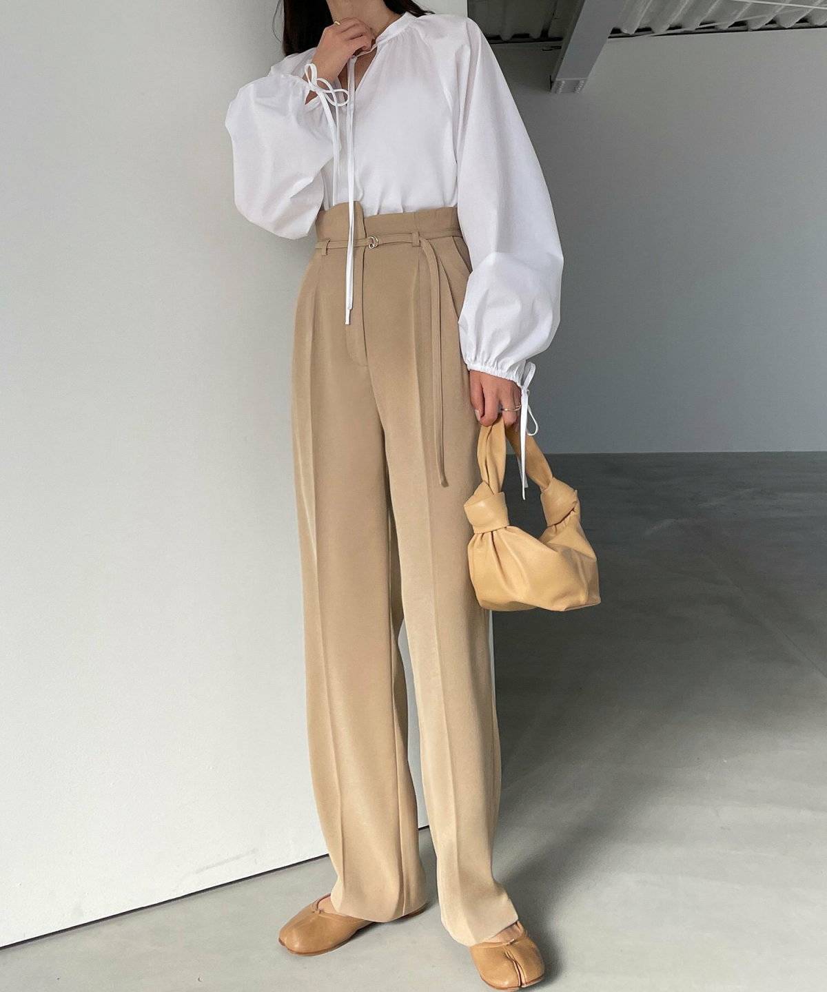 パンツコーデの女性