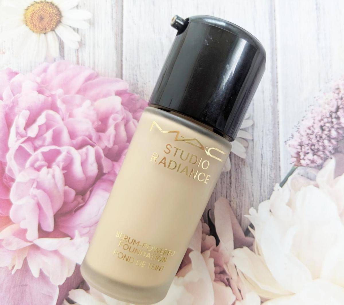 マックスタジオラディアンスセラムファンデーション花柄背景