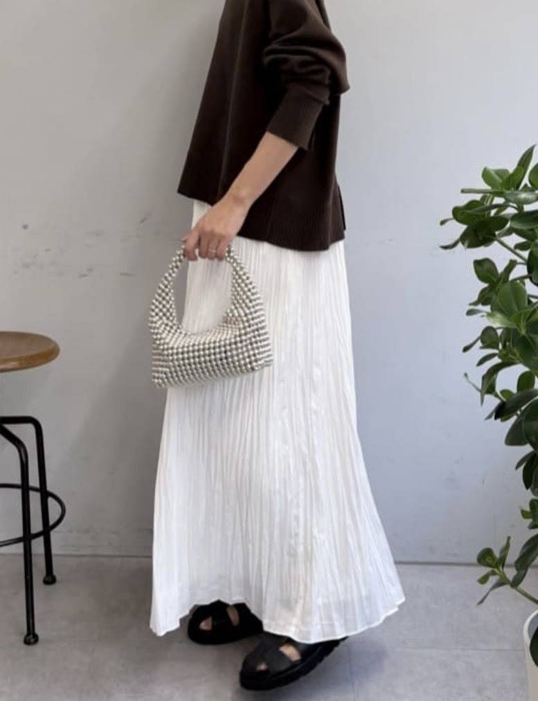 ホワイトのシャーリングスカート