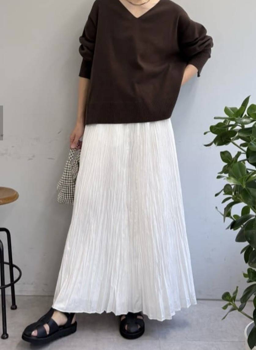 ホワイトのシャーリングスカート