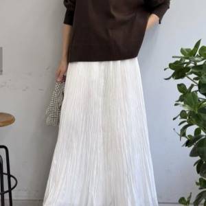 春夏は「白」で決まり！爽やかに映える「シャーリングスカート」の最旬コーデ