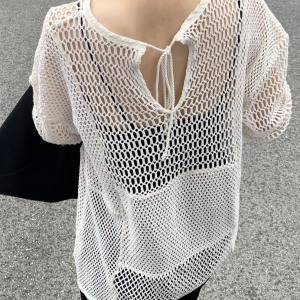 透け感で季節を先取り♪「メッシュ透かし編みトップス」でつくる抜け感コーデ