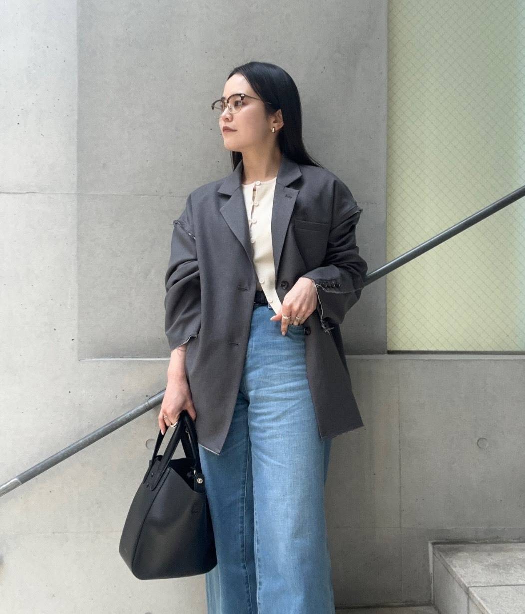 ブルーデニム×グレージャケットコーデ