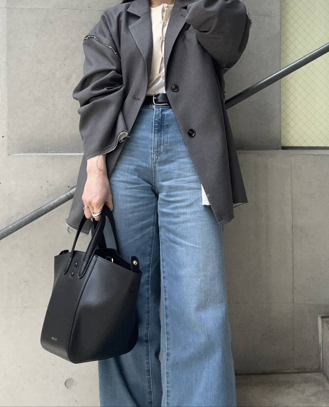 ブルーデニム×グレージャケットコーデ