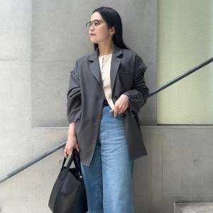 きちんと感とラフさを両立。“ブルー×グレー”でつくる大人のミックスコーデ