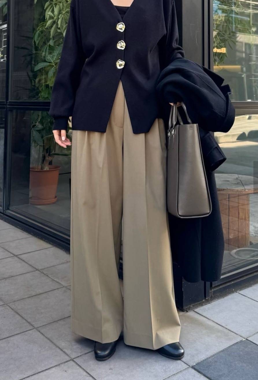 ベージュのスラックス×ネイビートップスコーデ