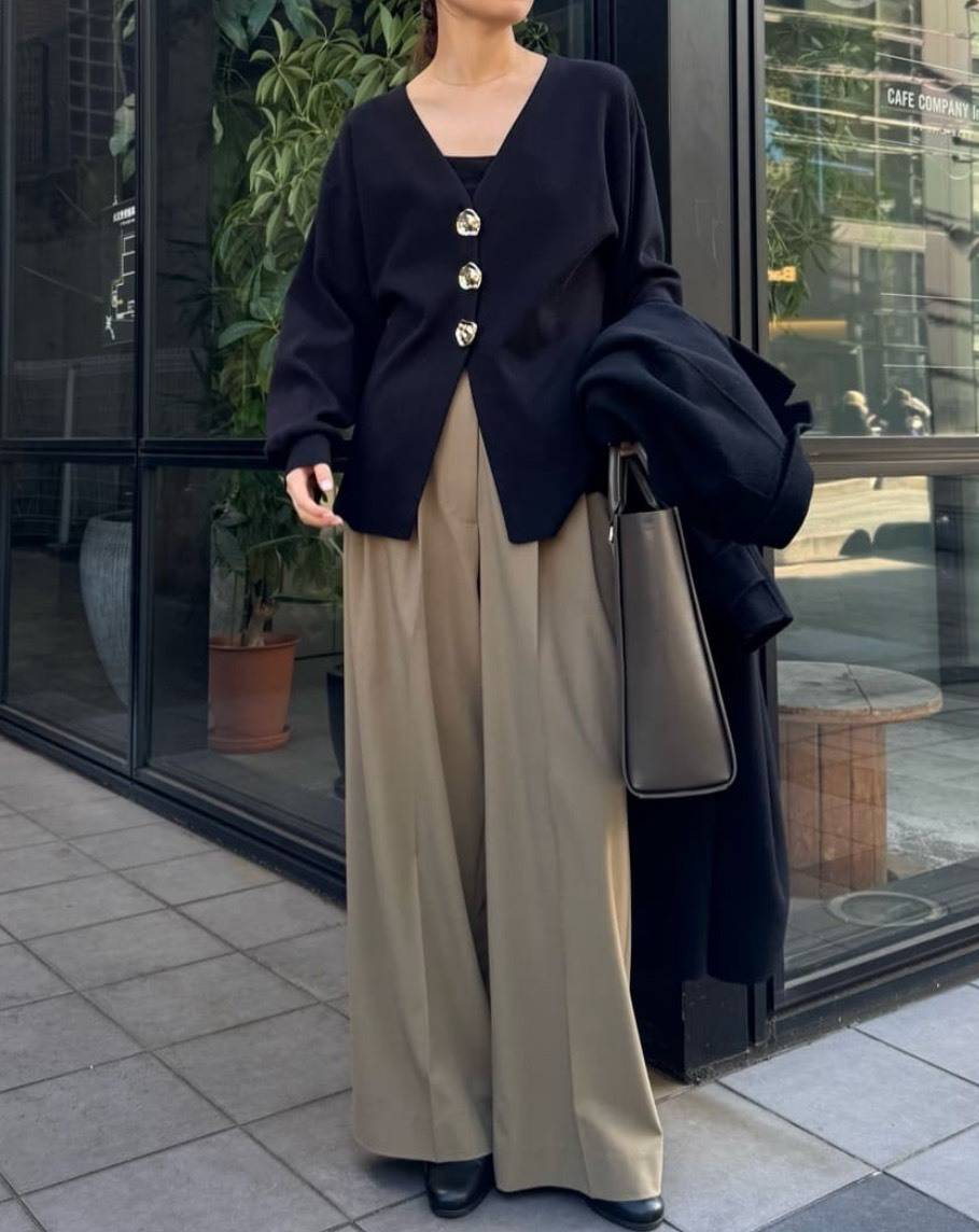 ベージュのスラックス×ネイビートップスコーデ
