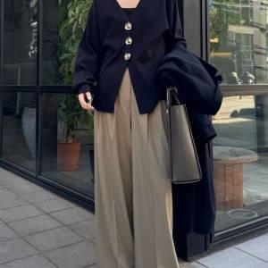 好印象スタイルの鉄板！「ベージュ×ネイビー」の配色技で魅せる大人の洗練コーデ