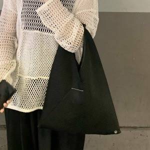 小さくても主役級。折り紙発想のフォルムがインパクト大「MM6」のメッシュバッグ