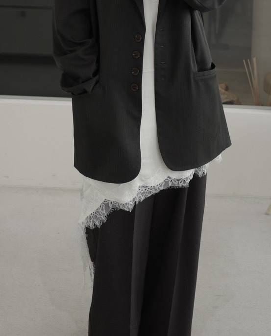 セットアップ×レースキャミレイヤードコーデ