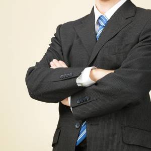  腕組みをする人 