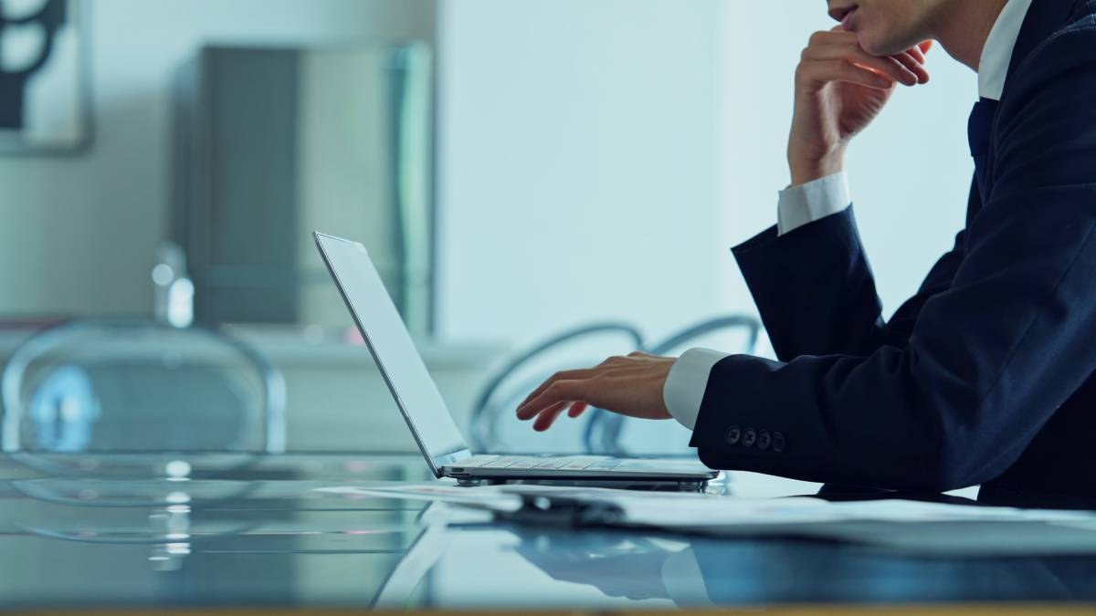 パソコンを操作する人