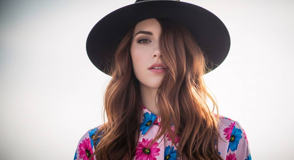 中折れ棒を被る女性