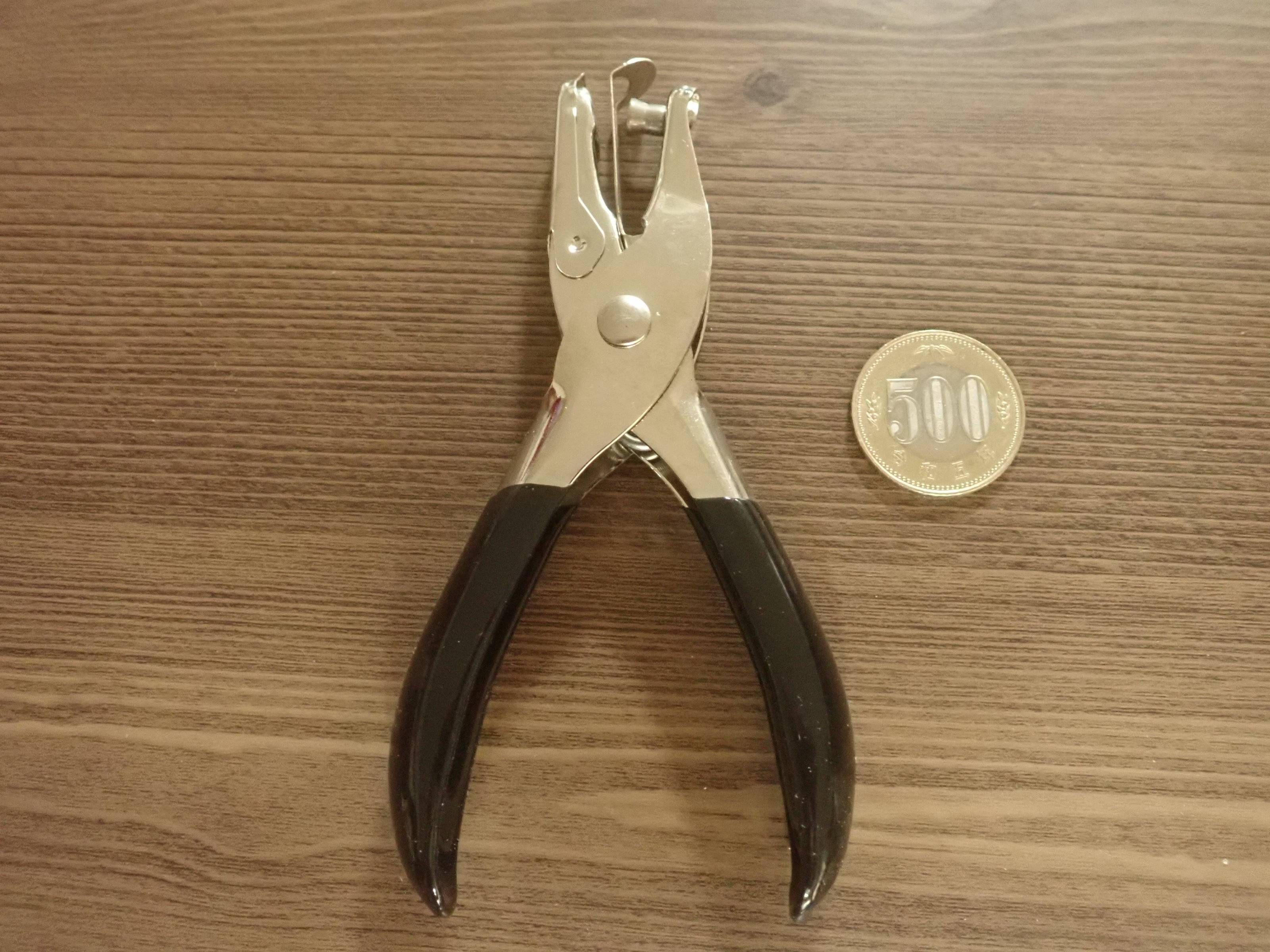 ダイソーの1穴ハンドパンチ