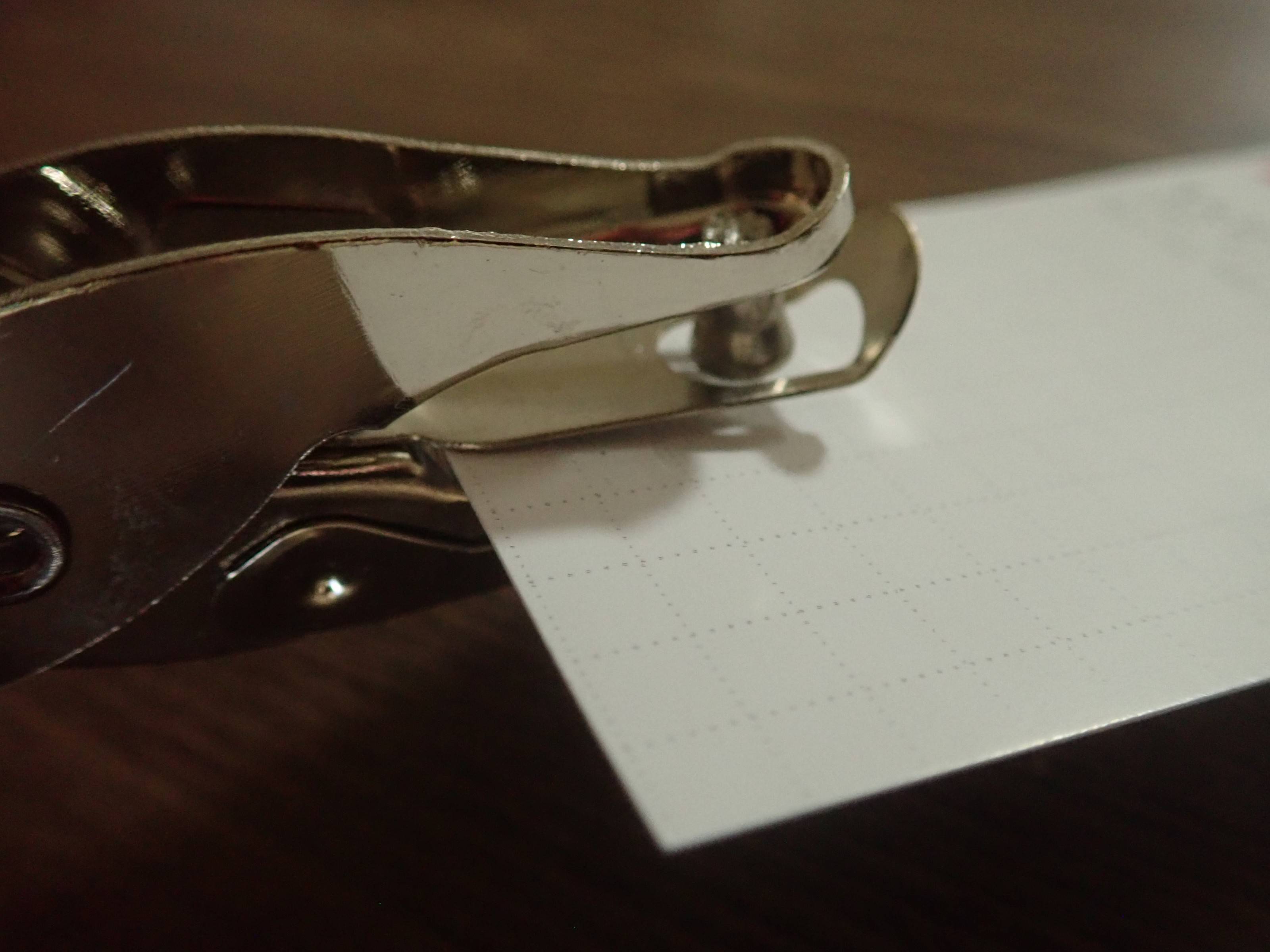 ダイソーの1穴ハンドパンチ