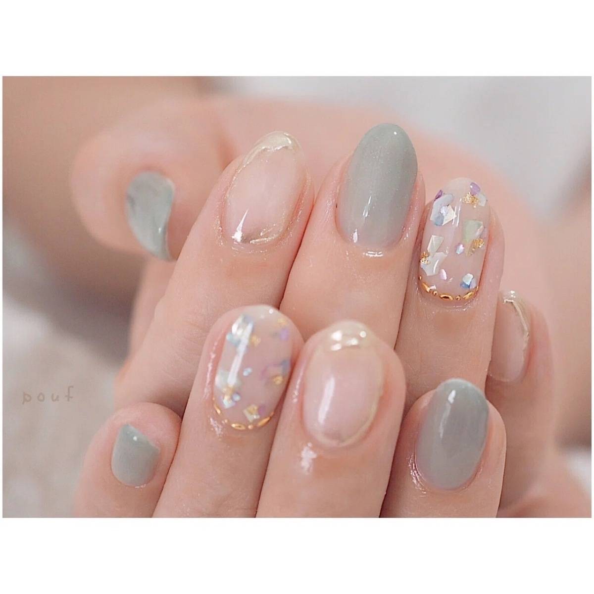 淡いグリーンとシェルのショートネイル