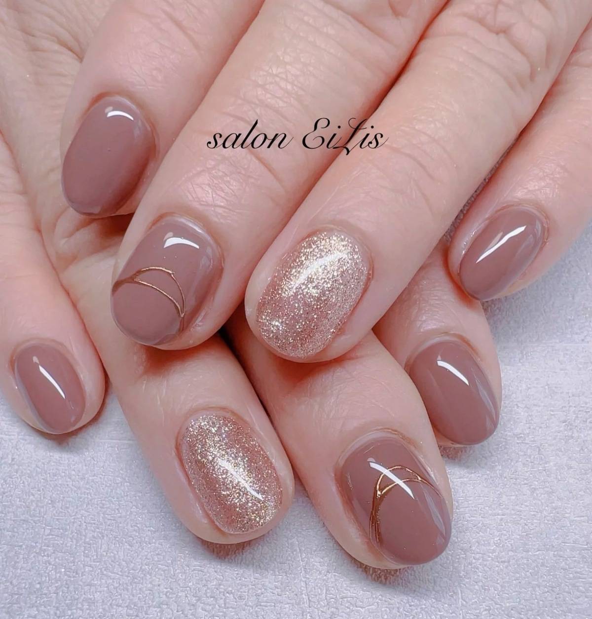 マグネットやミラーアートを入れたショートネイル