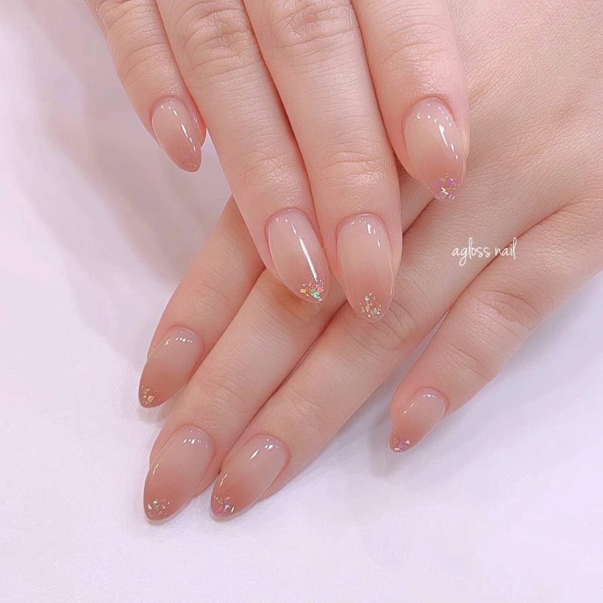 ベージュのチークネイル