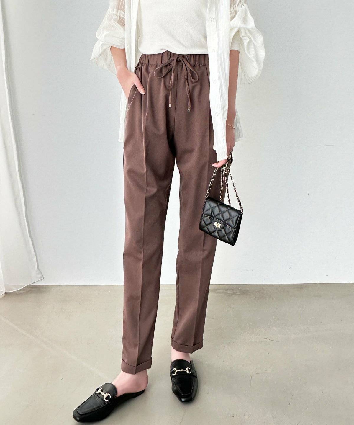 夏コーデの女性