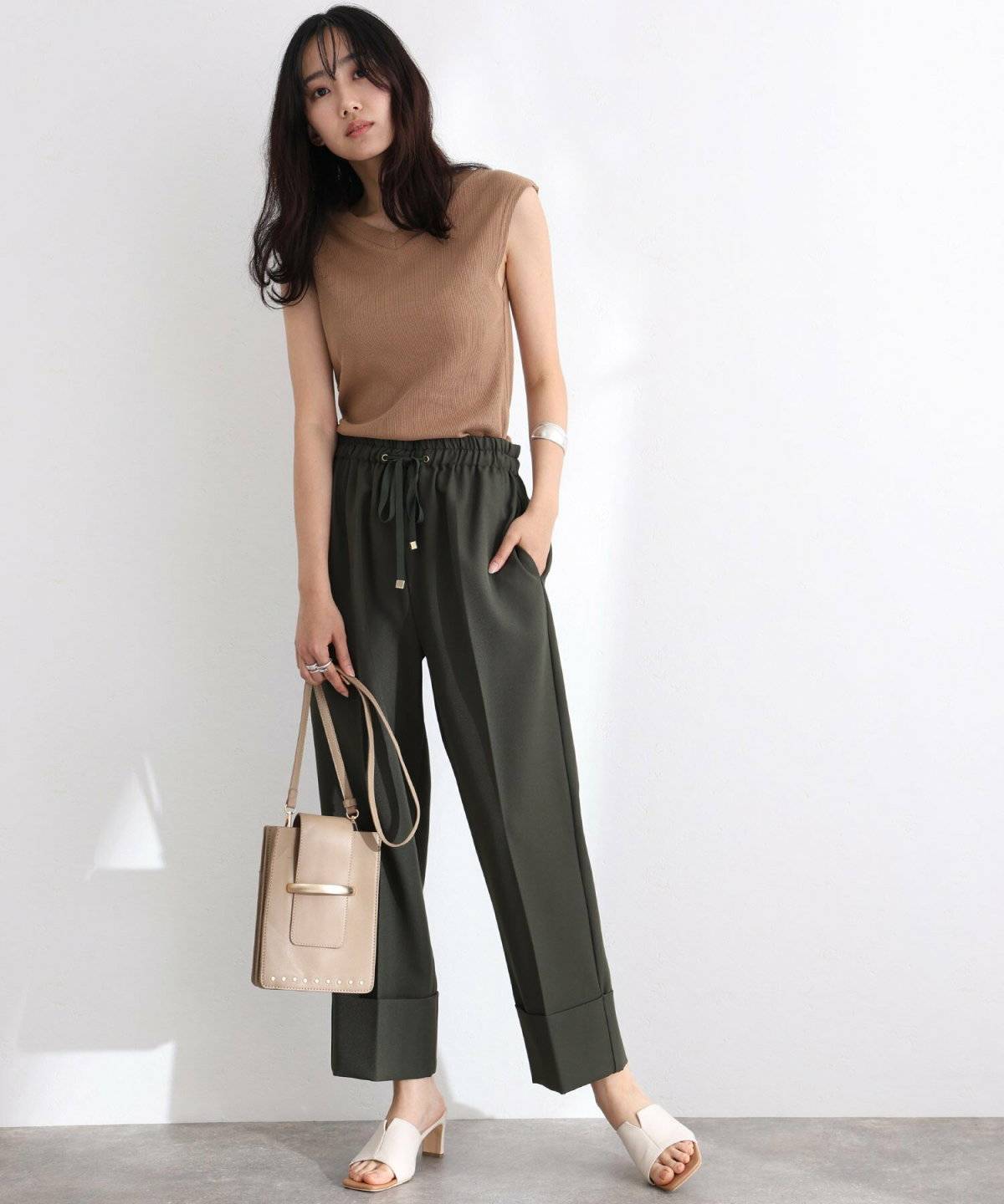 夏コーデの女性