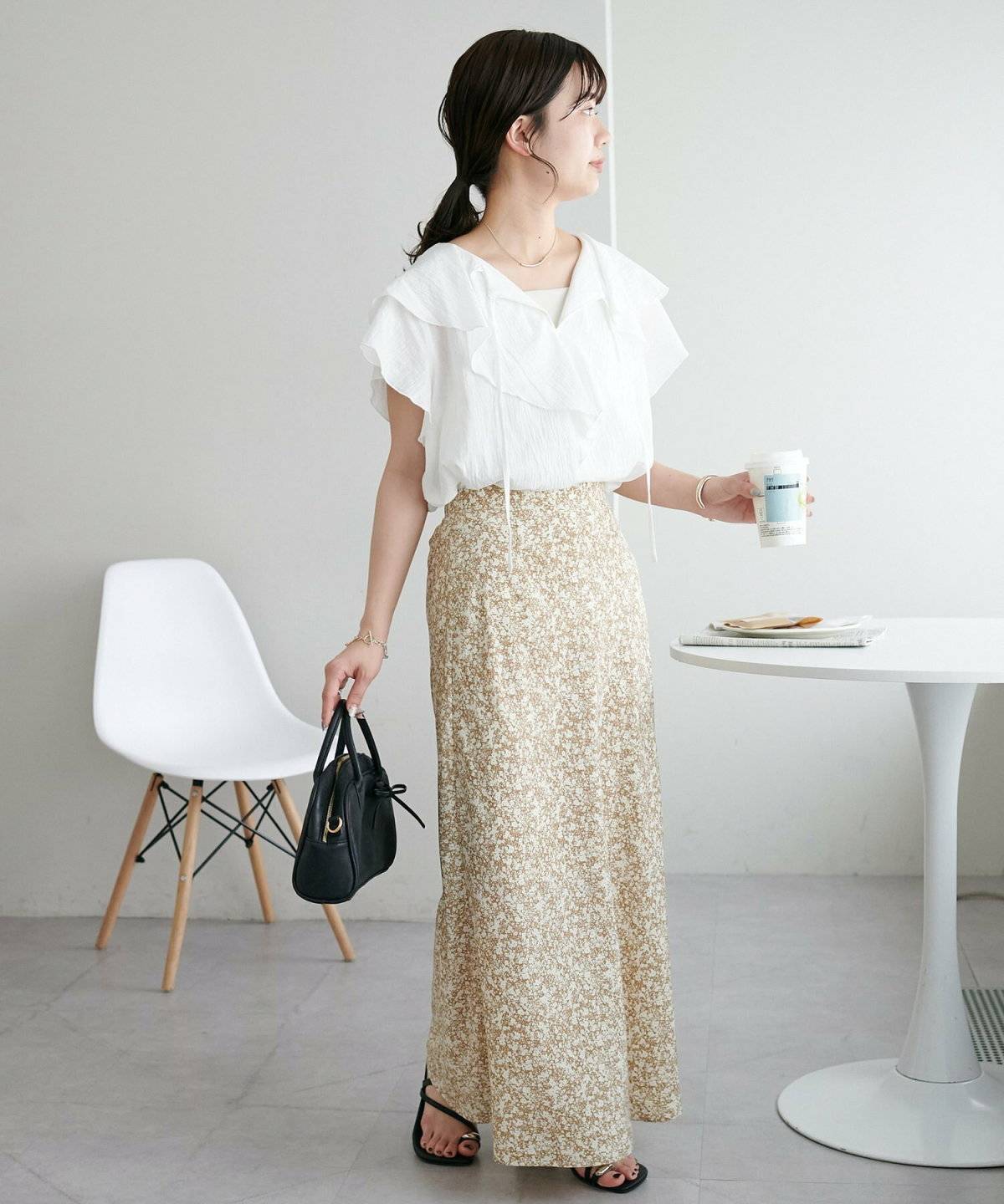 春コーデの女性