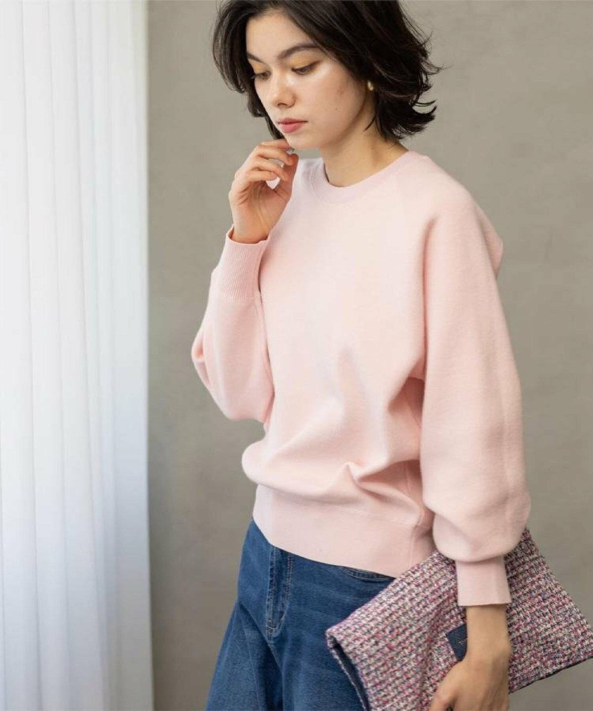 ピンクのニットと