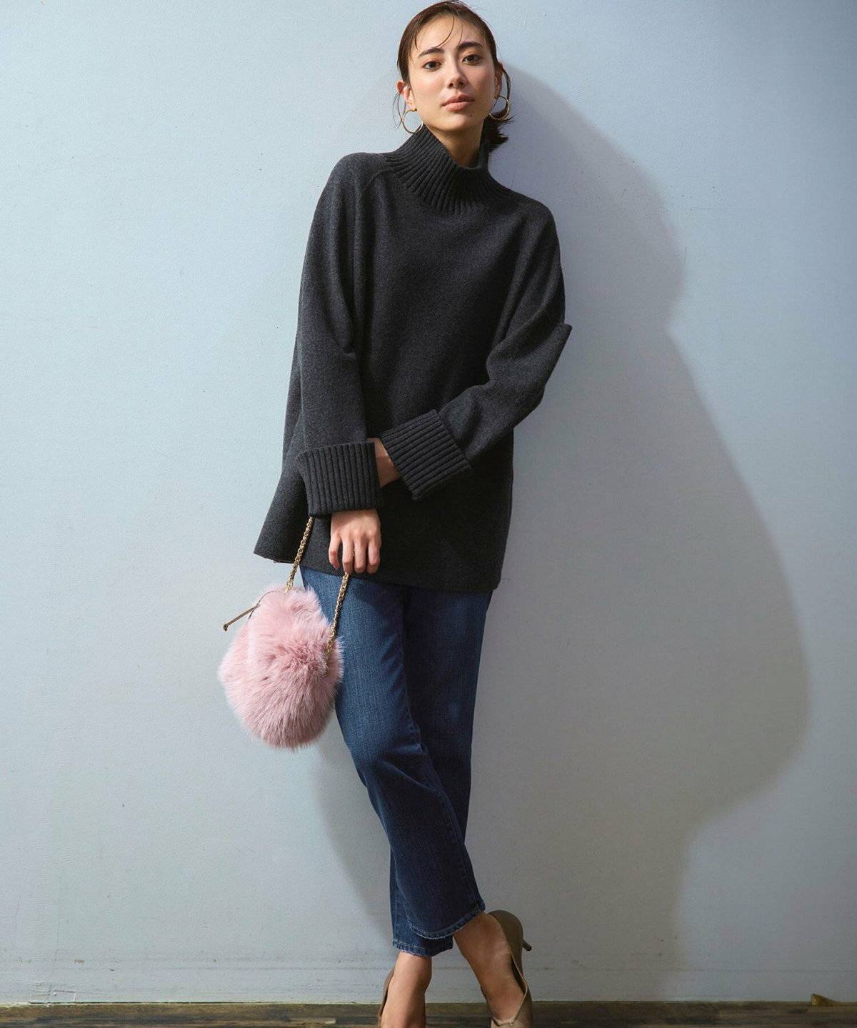 ニット×デニムでカジュアルに