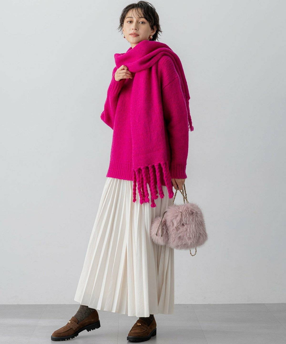 ヴィヴィッドな赤ニットと