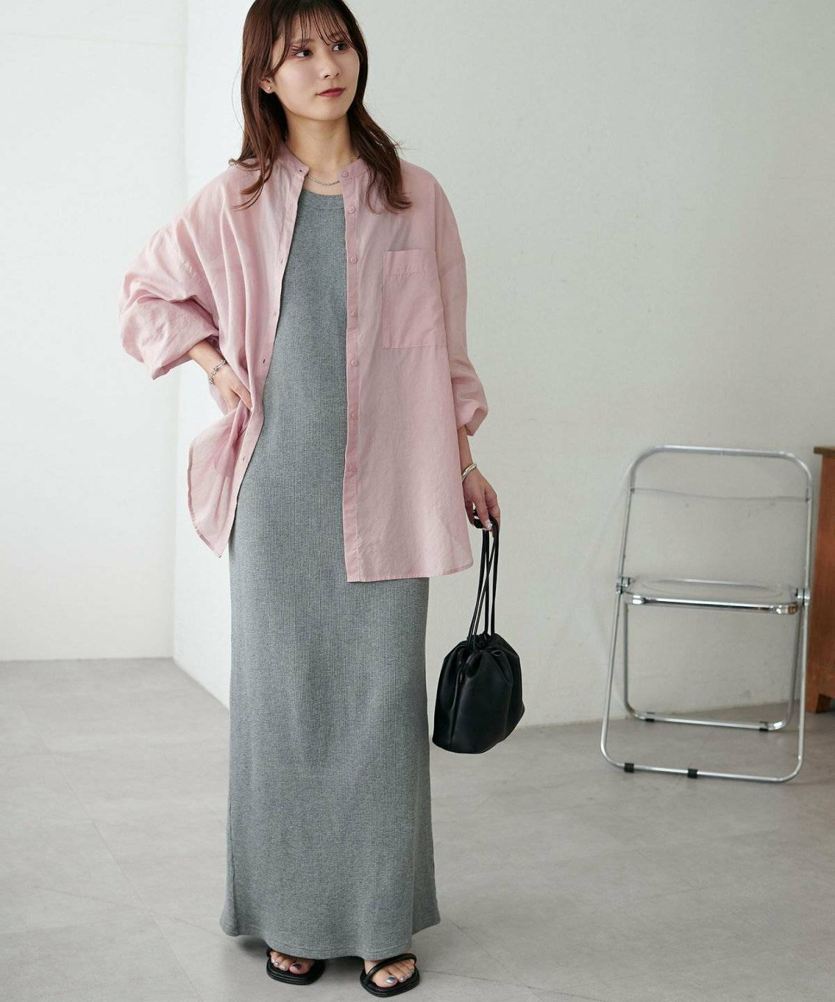 初夏コーデの女性