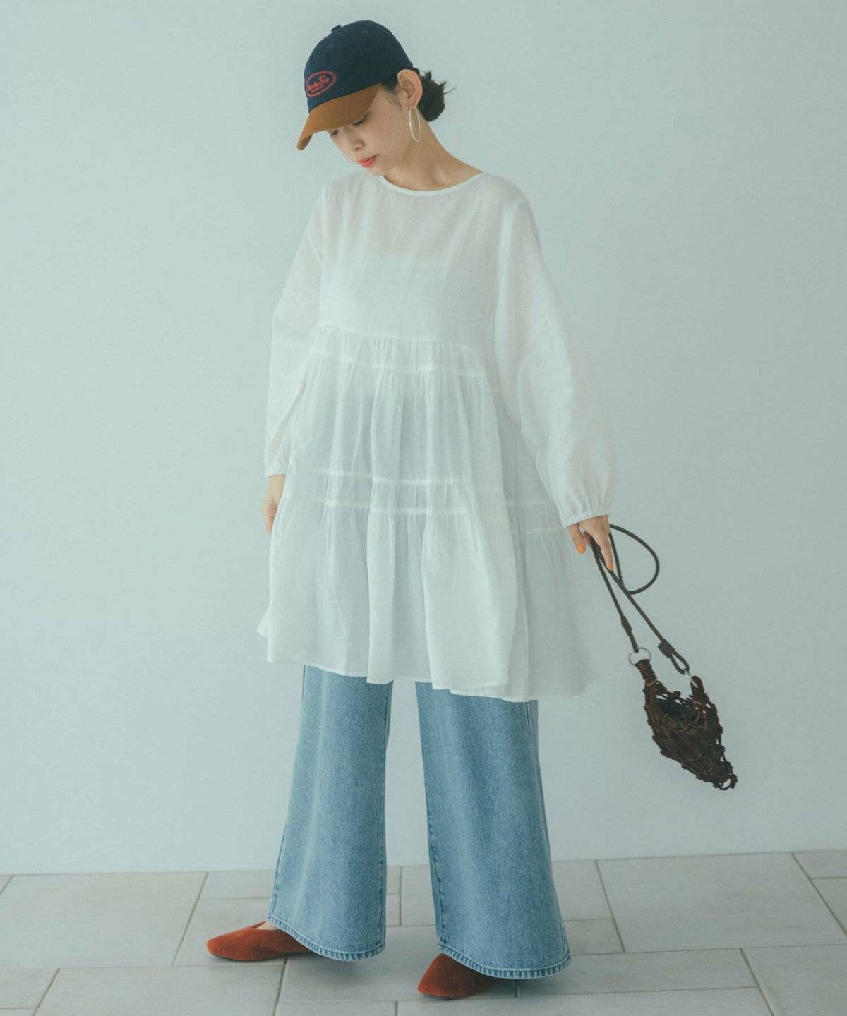 初夏コーデの女性